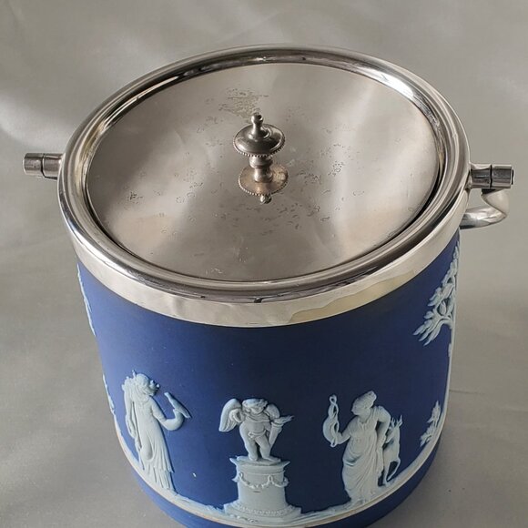 Antique Wedgwood Biscuit or Ice Barrel - Blue & White Jasperware - Picture 6 of 9